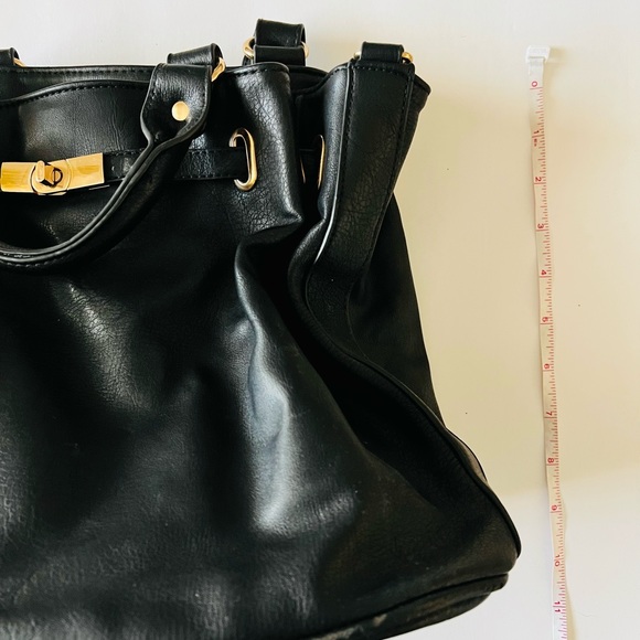 Black leather Nine West purse! The leather on this bag is AMAZING! Great quality - Picture 5 of 5